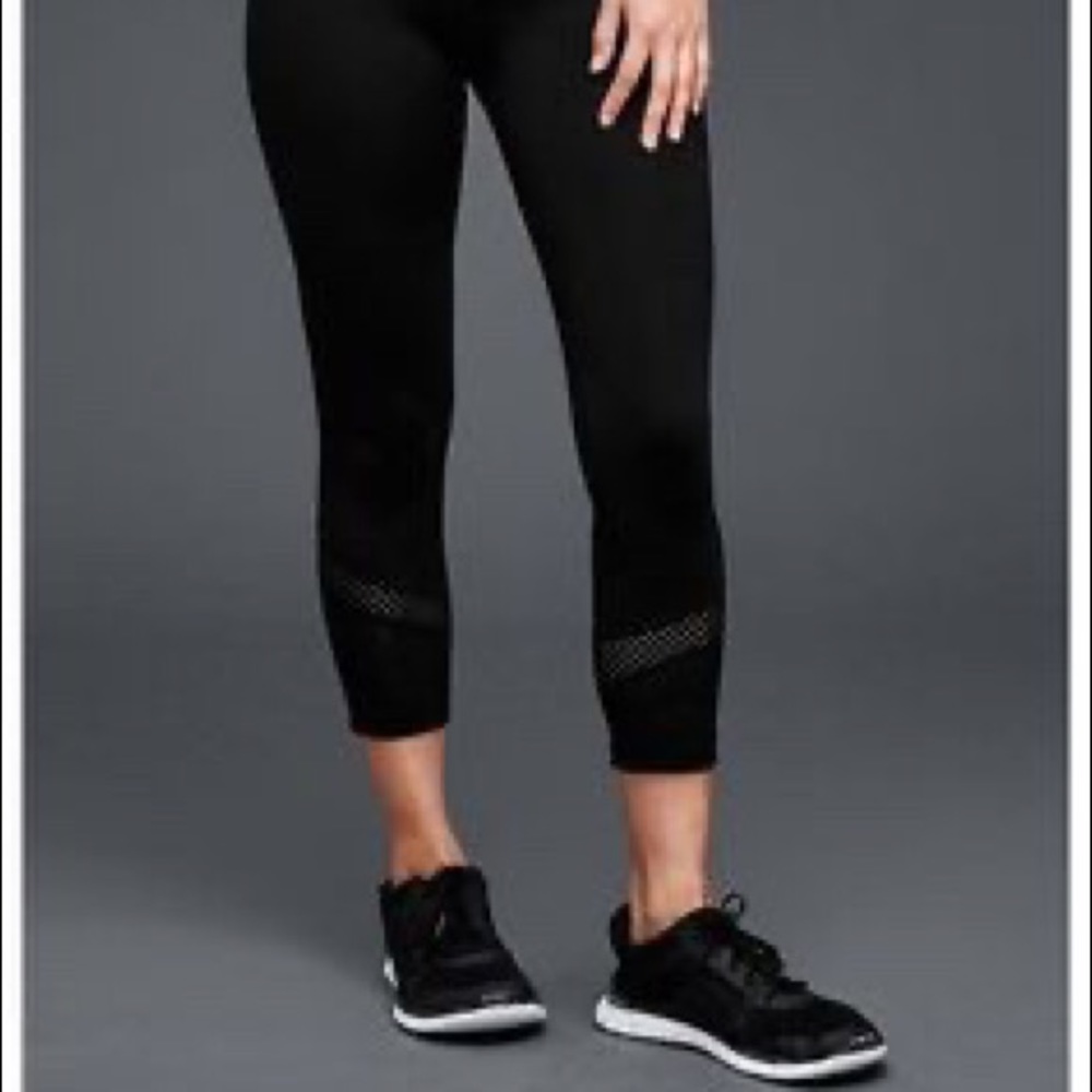 Gap fit black XS Capri mix mesh gfast crop legging